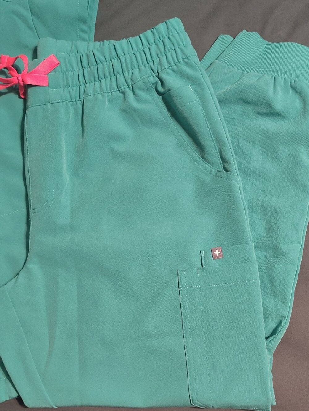 FIGS Surgical Green Scrub Set - Picture 2 of 3